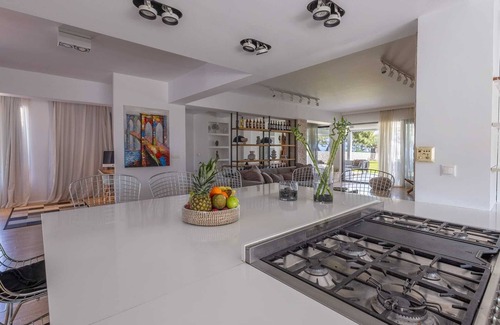 Kolymbia Villa | Spacious beach front Vila with 100 sqm infinity pool, a basket ball court