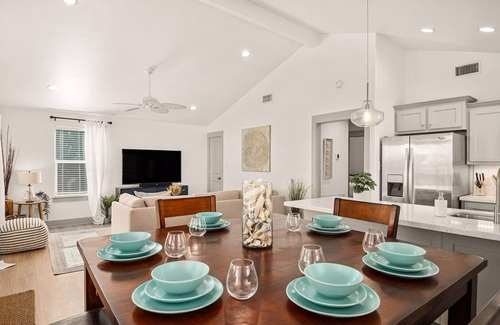 Port Bolivar House | Spacious beach house with deck, full kitchen, near the water and private hot tub