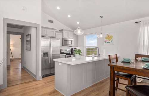 Port Bolivar House | Spacious beach house with deck, full kitchen, near the water and private hot tub