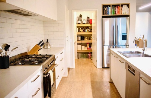 Wallington House | Spacious Beach Holiday House with Trampoline.