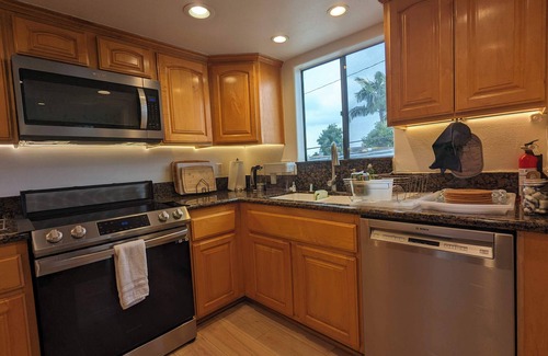 Alamitos Beach Condo | SPACIOUS Beach Pad on Ocean Blvd - 3min Walk to Sand, Patio,Big TVs, Strong WiFi