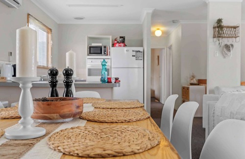 Binningup House | Spacious Beach Retreat 4BR, 2BA Coastal Escape in Binningup