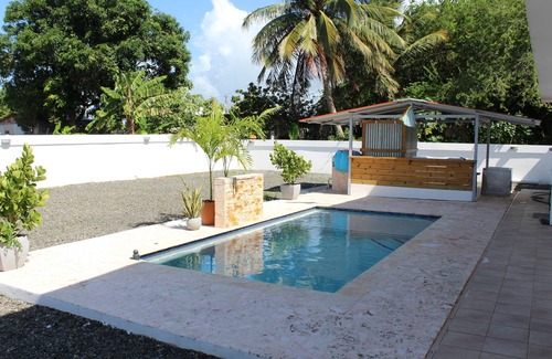 Campamento Pinones House | Spacious Beach Stay 3-bedroom House with Pool steps from the beach in Loiza