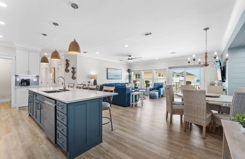 Holiday Isle Condo | Spacious Beachfront 3 Bedroom!