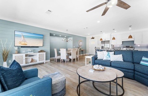 Holiday Isle Condo | Spacious Beachfront 3 Bedroom!