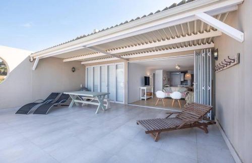 Shaka's Rock Apartment | Spacious Beachfront Oasis