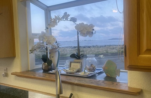 Eureka House | Spacious beachfront with panoramic views