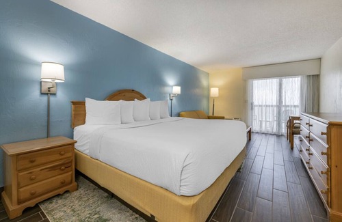Seabreeze Park Hotel | Spacious Beachside Room w/Ocean Views - Perfect for Families | Daytona Beach