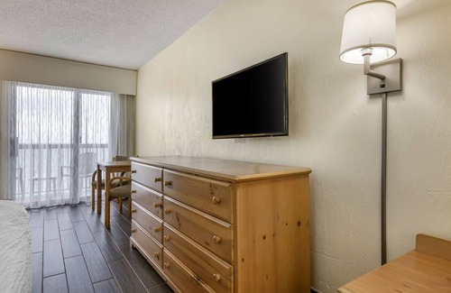 Seabreeze Park Hotel | Spacious Beachside Room w/Ocean Views - Perfect for Families | Daytona Beach