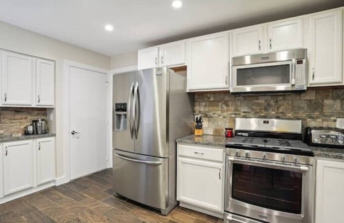 Savoy House | Spacious, beautiful 3 bedroom 3.5 bath! Great location! n