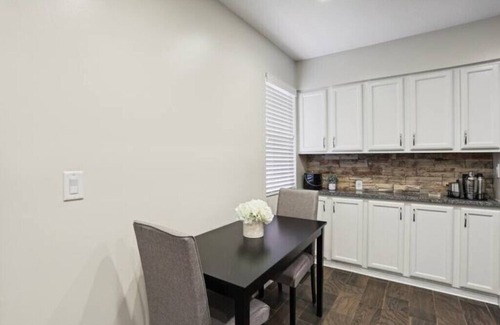 Savoy House | Spacious, beautiful 3 bedroom 3.5 bath! Great location! n