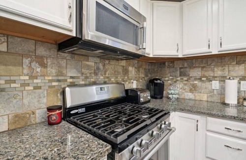 Savoy House | Spacious, beautiful 3 bedroom 3.5 bath! Great location! n