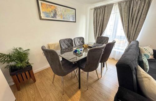 Preston Apartment | Spacious Beautiful London 2 Bedroom Apartment - 2 Bathrooms