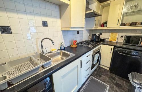 Preston Apartment | Spacious Beautiful London 2 Bedroom Apartment - 2 Bathrooms