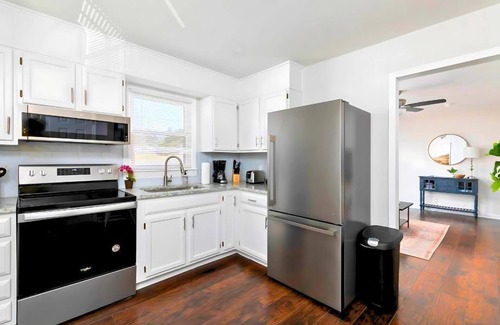New Castle House | Spacious Birmingham Family Group Retreat: Sleeps 8