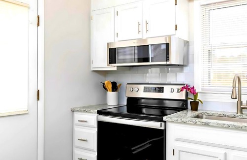New Castle House | Spacious Birmingham Family Group Retreat: Sleeps 8