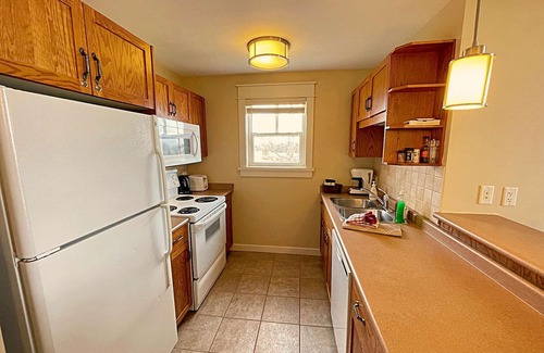The Blue Mountains House | Spacious Blue Mountain 2 Storey - Wifi, Linens, Pool