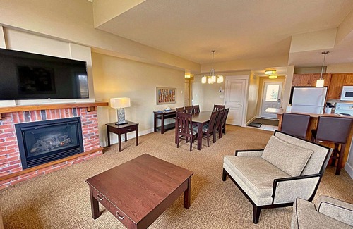 The Blue Mountains House | Spacious Blue Mountain 2 Storey - Wifi, Linens, Pool