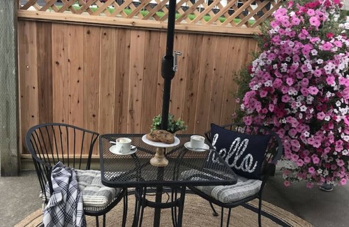Lynden House | Spacious! Breakfast! Hot tub! Comfy! Location!