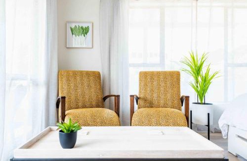 Mount Maunganui Apartment | Spacious, Breezy Studio Apartment, Moments from Downtown and Beach