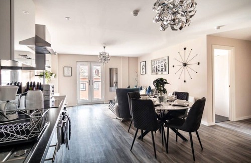 Old Trafford Apartment | Spacious & Bright 2 Bed Apartment in Manchester