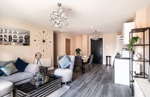 Old Trafford Apartment | Spacious & Bright 2 Bed Apartment in Manchester