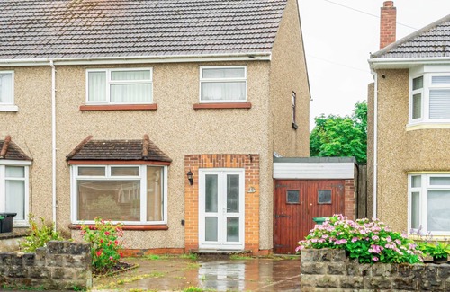 Swindon House | Spacious & Bright 2 Bed Home in Swindon w Parking