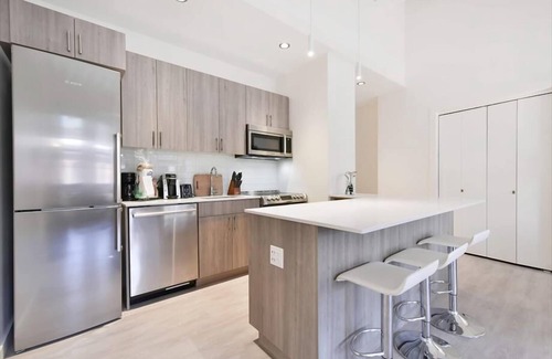 Chinatown Apartment | Spacious + Bright 2BR | Kitchen | Linens+ Towels | Desk+WiFi | by GLS