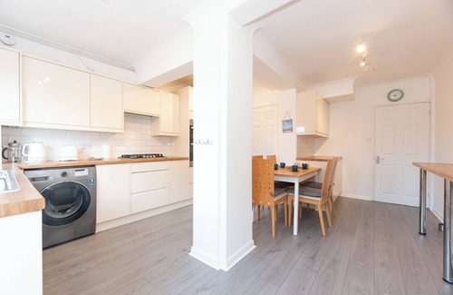 St. Michael's House | Spacious & Bright 4-Bed Family House + Parking