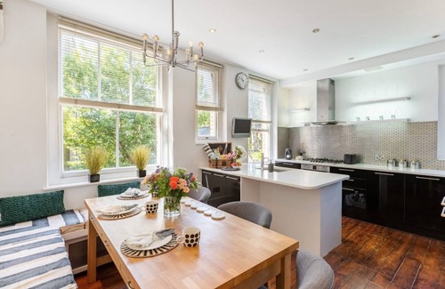 Hammersmith Apartment | Spacious bright two bedroom flat near Hammersmith Bridge