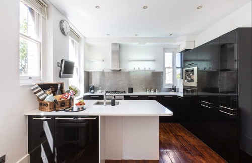 Hammersmith Apartment | Spacious bright two bedroom flat near Hammersmith Bridge