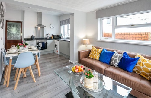 Llanelli House | Spacious bungalow with sea views - Gower Coastline