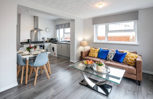 Llanelli House | Spacious bungalow with sea views - Gower Coastline