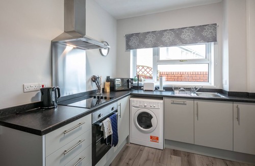 Llanelli House | Spacious bungalow with sea views - Gower Coastline