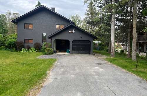 The Blue Mountains House | Spacious Tranquil Chalet w/pool and fire-pit and access to private beach.