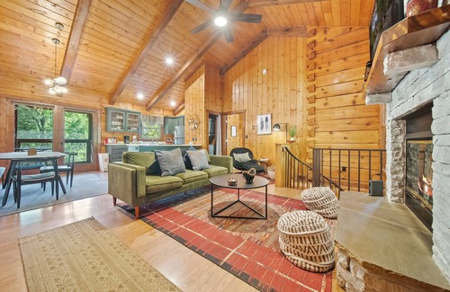Sevierville House | Spacious Cabin w/Hot Tub + Arcade + Great Location