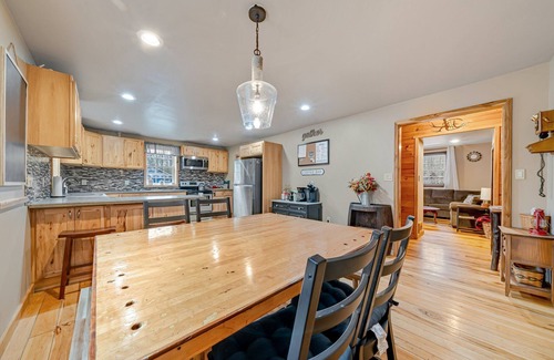 Jefferson Township Cabin | Spacious Cabin w/Hot Tub 3Bed, 2 bath
