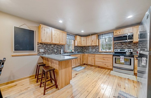 Jefferson Township Cabin | Spacious Cabin w/Hot Tub 3Bed, 2 bath