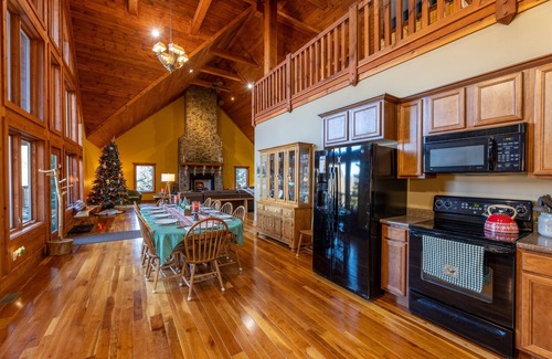 Slaty Fork Cabin | Spacious Cabin w/Hot Tub~2 King beds, fire pit