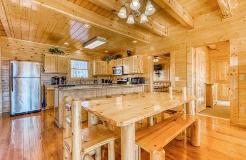 Gatlinburg - Pigeon Forge Cabin | Spacious cabin w/private hot tub, game room, & mountain views