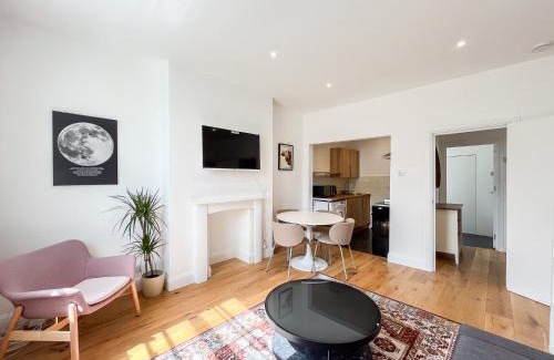 Camden Town with Primrose Hill Apartment | Spacious Camden Apartment D2