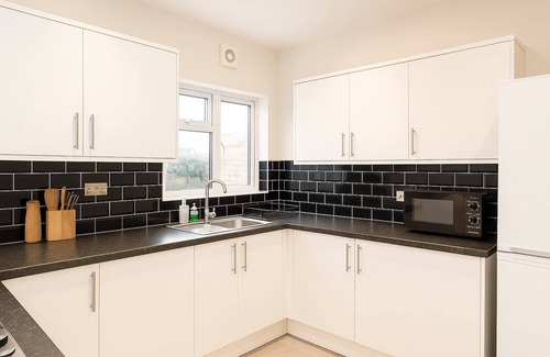 Grangetown House | Spacious Cardiff Home for 12 + Parking + Hot Tub