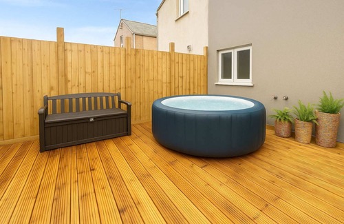 Grangetown House | Spacious Cardiff Home for 12 + Parking + Hot Tub