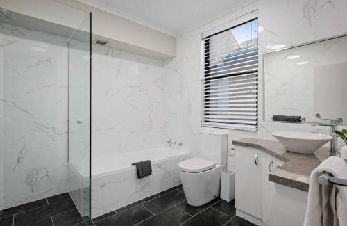 Albury Apartment | Spacious, Central 2bed 2bath, newly renovated gem!