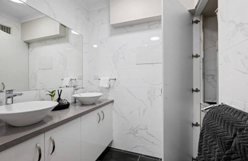 Albury Apartment | Spacious, Central 2bed 2bath, newly renovated gem!