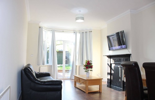 Southfields House | Spacious Central 5 Bedroom House by Tube Station
