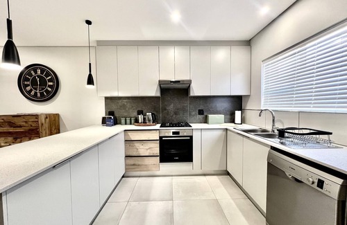George Apartment | Spacious & Central George Getaway at 1 on York