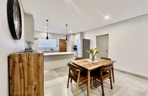 George Apartment | Spacious & Central George Getaway at 1 on York