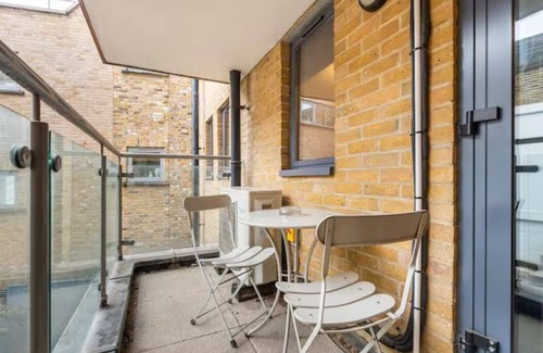 Shoreditch Apartment | Spacious Central-London Haven, nestled between restaurants and bars