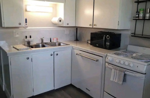 Taylorsville House | Spacious centrally located 1 bedroom by airport